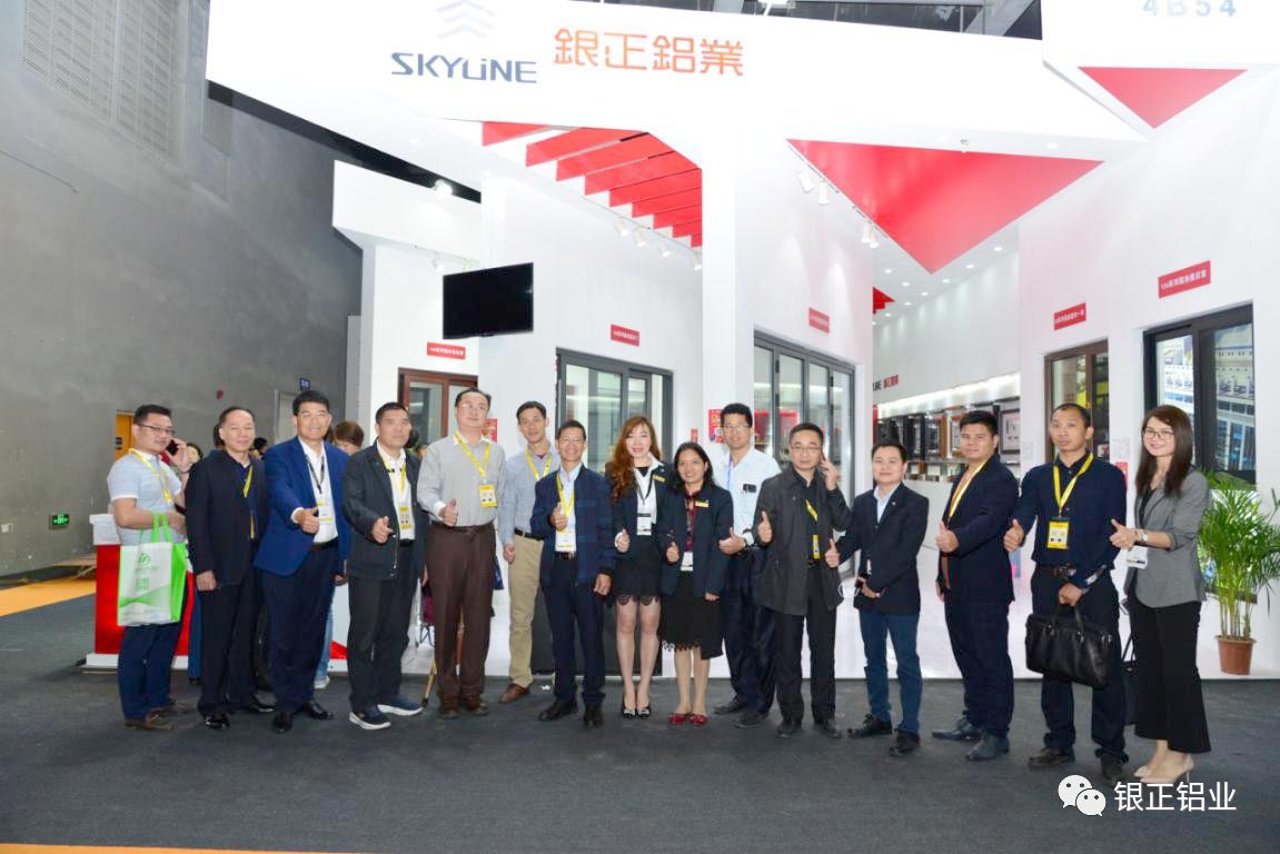 銀正鋁業領導熱情接待鋁加工觀展團一行并合影.jpg