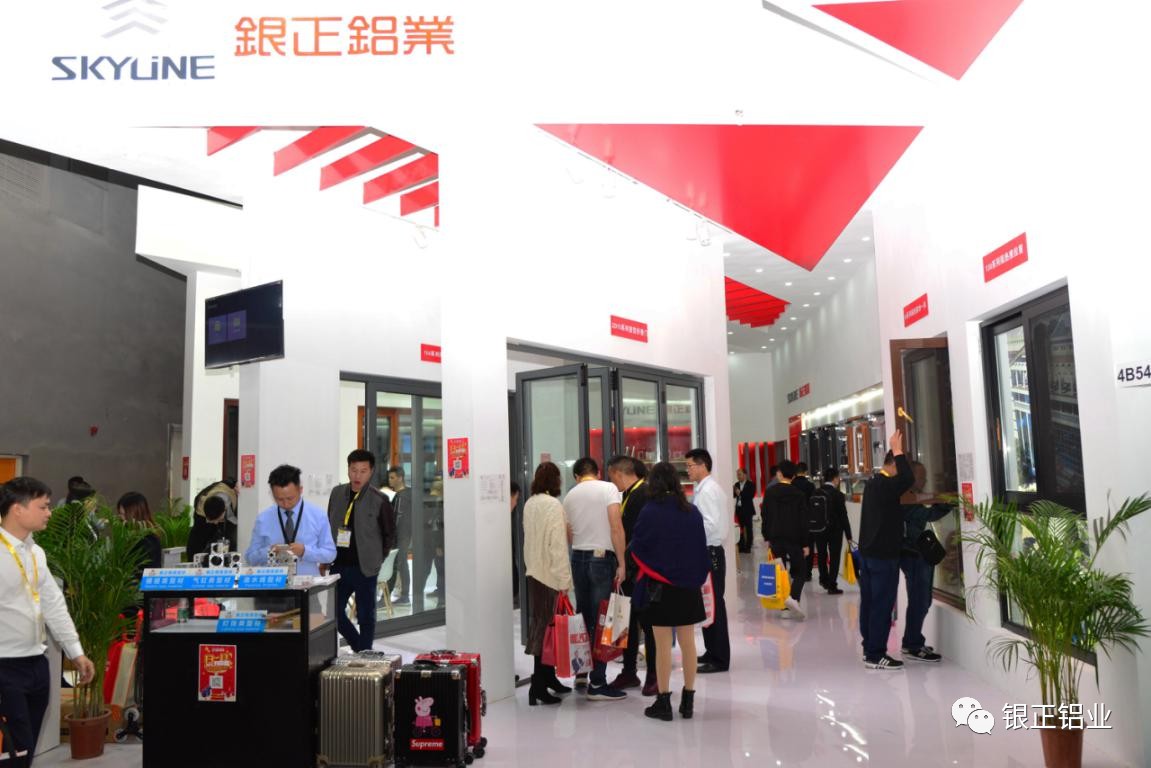 人從眾叕！銀正鋁業驚艷亮相第25屆鋁門窗幕墻展.jpg
